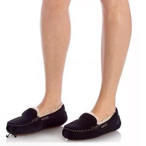 UGGS slip on size 7 💕💕